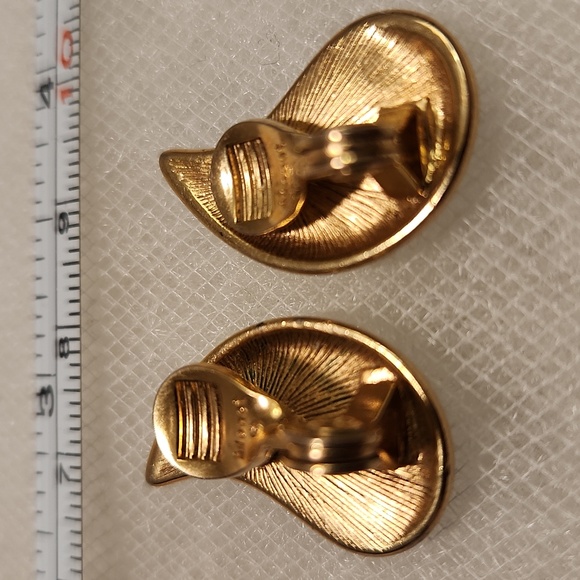 Vintage 1980s Monet Black Enamel and Gold-Tone Teardrop Clip On Earrings - Picture 10 of 11